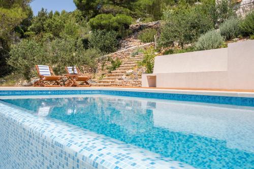 Villa Brac with pool Bol - image 4