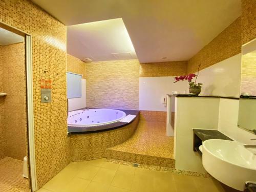 room detail thumbnail 2