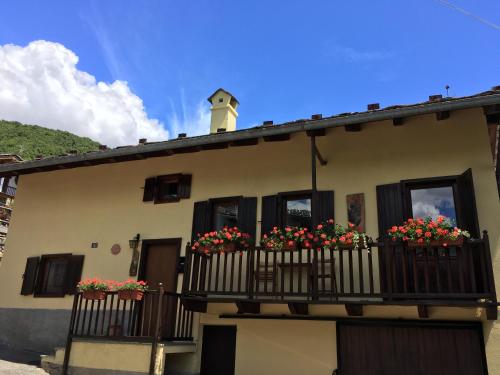 Aosta Mountain House- Casa La Chapelle - Apartment - Aosta