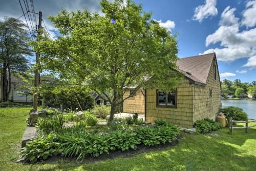 Picturesque Cottage with Sunroom on Ashmere Lake!