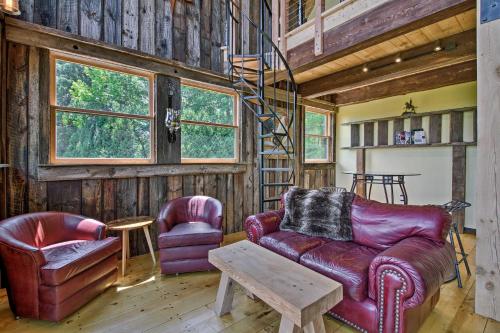 Red Sweetheart Barn Studio with Mtn and River Views! in Brattleboro (VT)