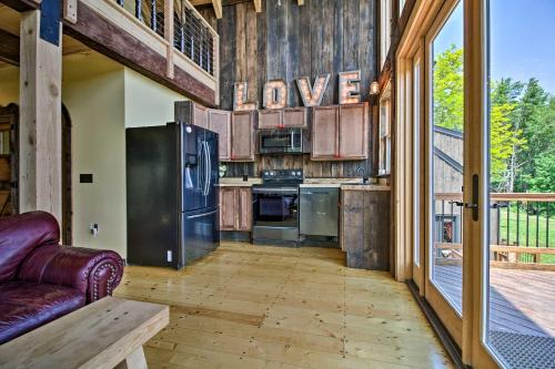 Red Sweetheart Barn Studio with Mtn and River Views! in Brattleboro (VT)