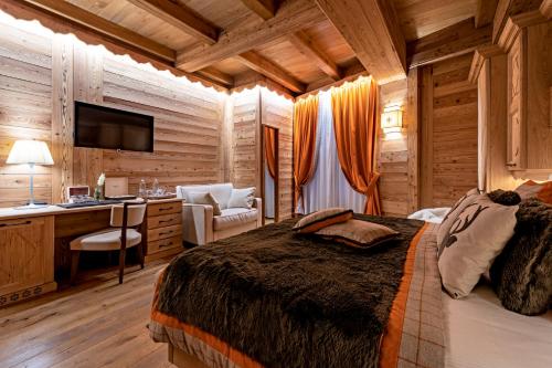 1 queen bed, 1 sofa bed