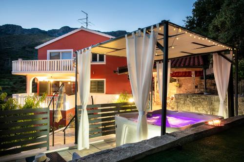 Family holiday house with jacuzzi