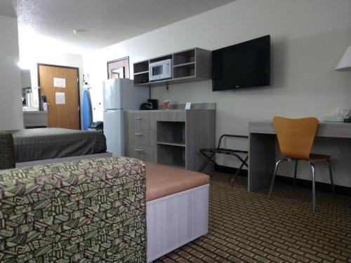 Bearcat Inn and Suites