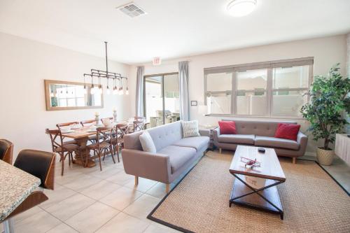 Beautiful Home Great Back BBQ Patio Near Disney! - image 6