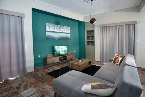 Emerald 110m2 entire floor apt steps to city’s heart in Kalamata
