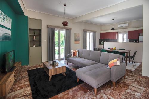  Emerald 110m2 entire floor apt steps to city’s heart in Kalamata