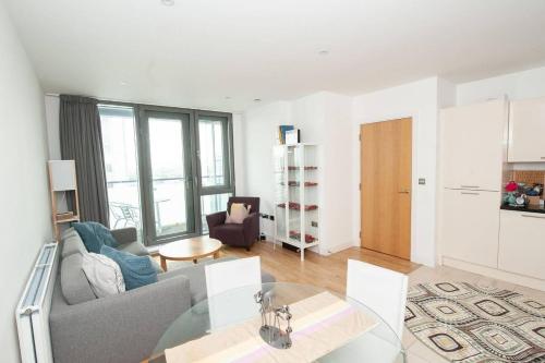 Modern 2BR Apartment in Trendy East London London 