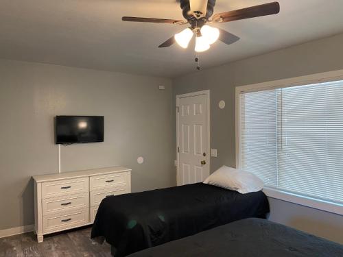 1 double bed, 1 twin bed