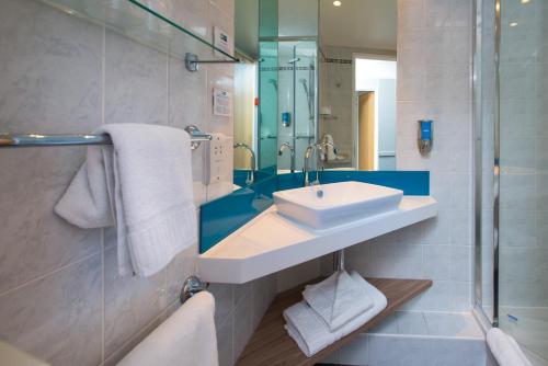 Bathroom, Holiday Inn Express Milton Keynes in Milton Keynes