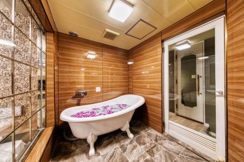 Bathroom, Hotel Ibaraki Charles Perrault no Shiroi Chapel - Adult Only in Ibaraki