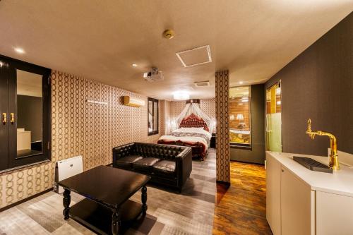 Hotel Ibaraki Charles Perrault no Shiroi Chapel - Adult Only in Ibaraki