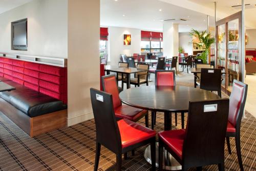 Restaurant, Holiday Inn Express - Glasgow Airport in Glasgow Int'l Airport