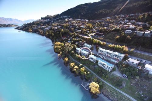 Huge Lakefront Delight - Queenstown Holiday Home