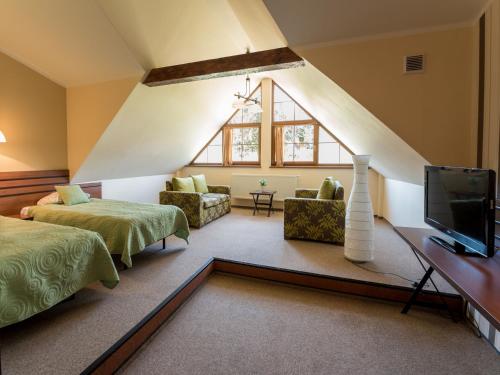 2 twin beds, 2 sofa beds