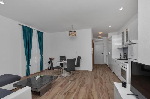 One-Bedroom Apartment with Sea View image 10