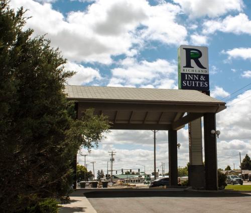 Richland Inn and Suites - image 2