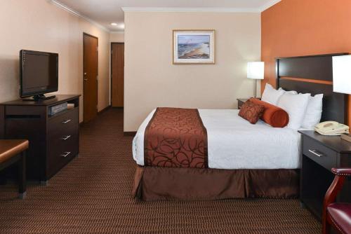 Queen Room with mobility Accessible Tub image 3