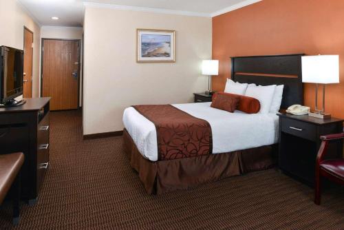 Queen Room with mobility Accessible Tub image 2