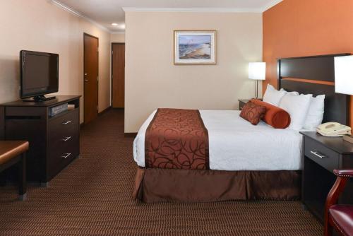 Queen Room with mobility Accessible Tub image 4