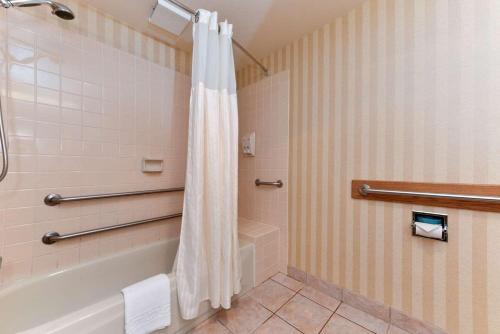 Queen Room with mobility Accessible Tub image 9