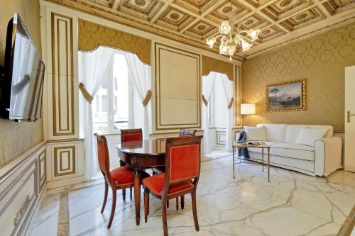 Elegant apartment nearby Trevi Fountain, Řím (fotografie 9)