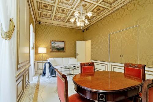 Elegant apartment nearby Trevi Fountain, Řím (fotografie 8)