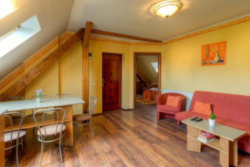 3 bedrooms, 4 beds