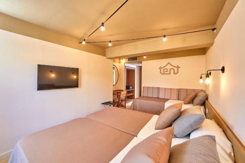 3 twin beds