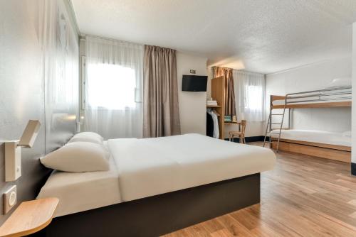 1 queen bed, 2 twin beds