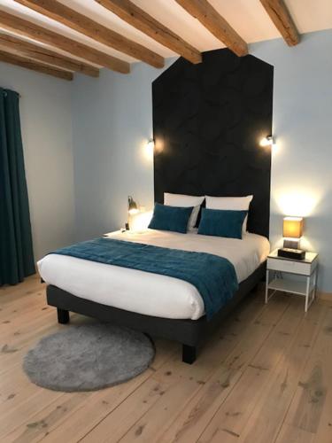 La Benoite La Benoite is conveniently located in the popular Salles-Arbuissonnas-en-Beaujolais area. Featuring a satisfying list of amenities, guests will find their stay at the property a comfortable one. Servi