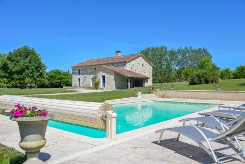 Moncrabeau Villa Sleeps 8 Pool WiFi gîte à louer Francescas