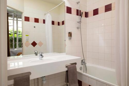 Bathroom, Le Hameau de Passy near Royal Embassy of Thailand
