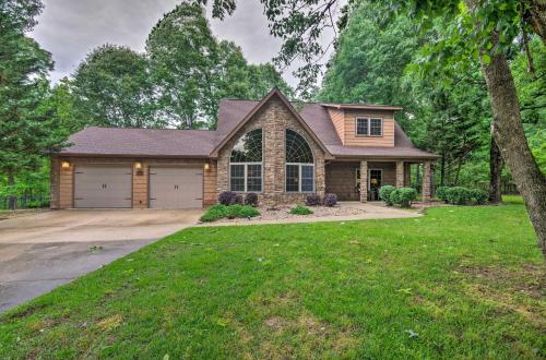 Spacious Family Home with Fire Pit on Norfork Lake! in Mountain Home, USA