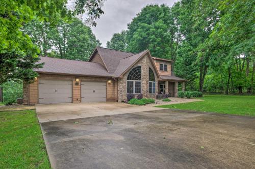 Spacious Family Home with Fire Pit on Norfork Lake!