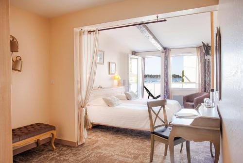 1 queen bed, 2 twin beds
