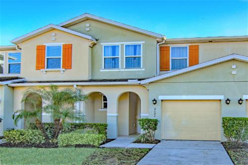 4 Bedroom SunHaven Townhouse with Pool Near Disney Orlando