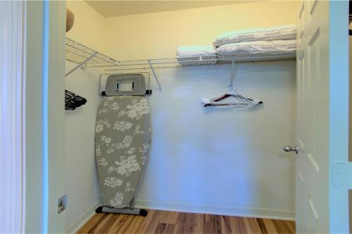 4 Bedroom SunHaven Townhouse with Pool Near Disney