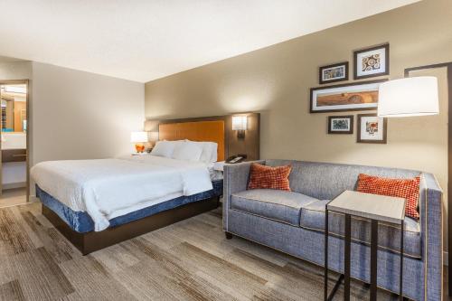 Hampton Inn Cedar Rapids - image 12
