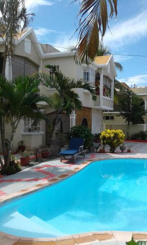 2 bedrooms appartement with shared pool enclosed garden and wifi at Trou aux Biches 1 km away from the beach