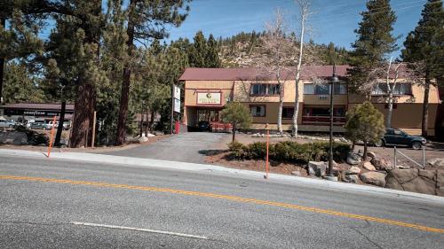 ทัศนียภาพภายนอกโรงแรม, Ventura Grand Inn in กลางเมืองแมมมอธ เลค