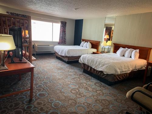 2 queen beds, 1 bunk bed