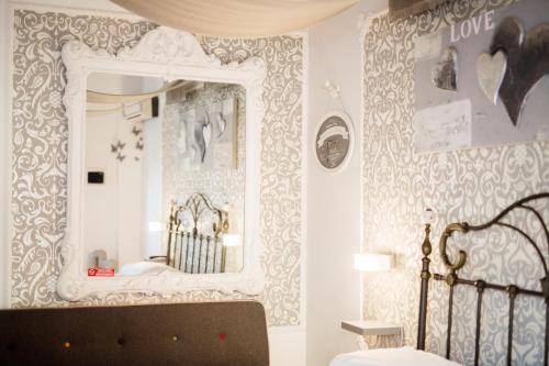 1 queen bed, 2 twin beds