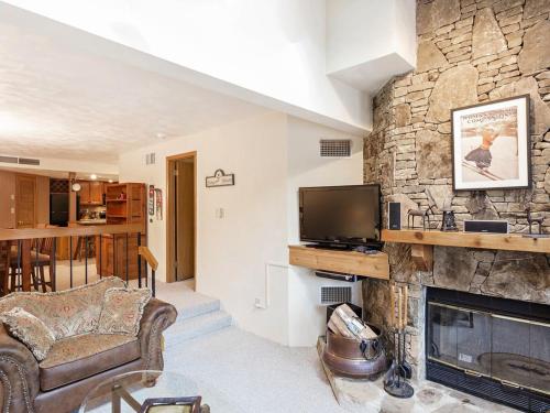 SKI-INSKI-OUT PRIVATE DECK HOT TUB - 7 SPRINGS SUNRIDGE CONDO 2BR 2BA-SLPS 9 - image 3