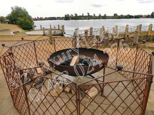 Moonbeam Escape, 8 Berth Luxury Lakeside Lodge, Large Hot Tub, Lake Views