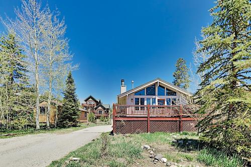 Big 2-Story Home with Hot Tub -- Near Ski Resorts home - image 2