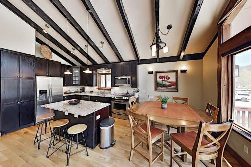 Big 2-Story Home with Hot Tub -- Near Ski Resorts home - image 6