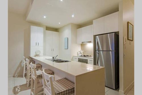 Top-floor beachside apartment with views in Κίνγκσκλιφ