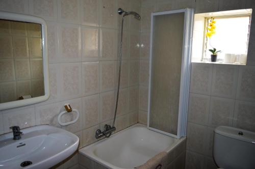 Bathroom, Casa Rural El Kanguro in Luesia
